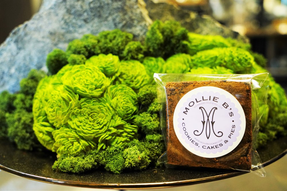 GRAND_ECLAIR's tweet photo. Flowers &amp; Delicious Cookies! @GRAND_ECLAIR studio with @molliebcookies #cookies #flowers #interiordesign #organicart https://t.co/G9EQfKh79A
