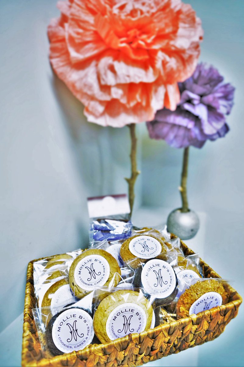 GRAND_ECLAIR's tweet photo. Flowers &amp; Delicious Cookies! @GRAND_ECLAIR studio with @molliebcookies #cookies #flowers #interiordesign #organicart https://t.co/G9EQfKh79A