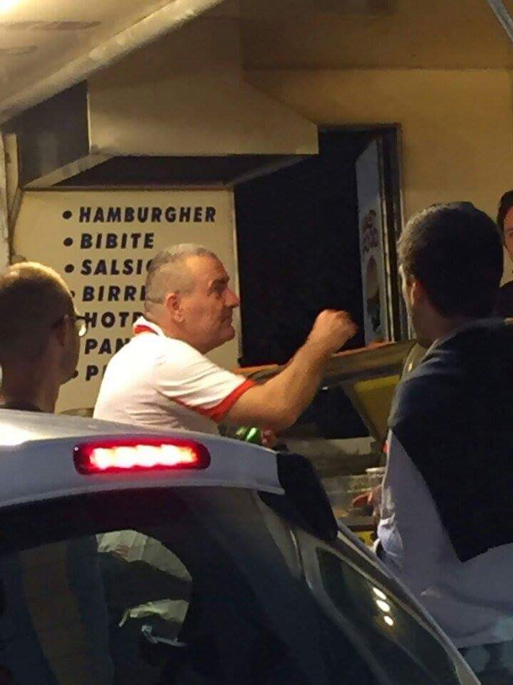 parallelecinico's tweet image. Repesa festeggia la vittoria su Venezia con un panino con salsiccia, cipolla, peperoni e maionese
#SerieAtipo