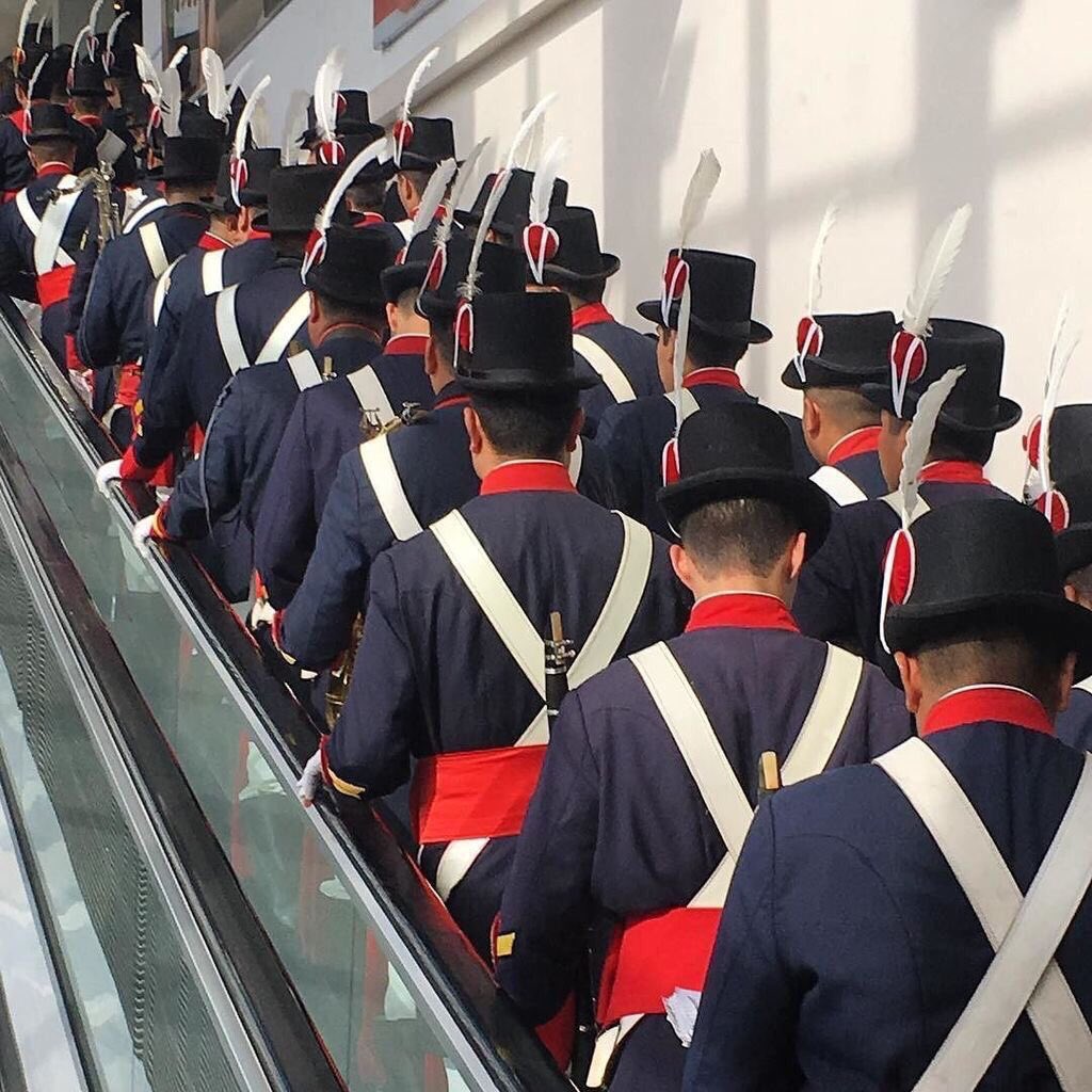 Como no hubo acto oficial por el #DíaDeLaPatria la orquesta de Granaderos tocó en un súper chileno de Palermo