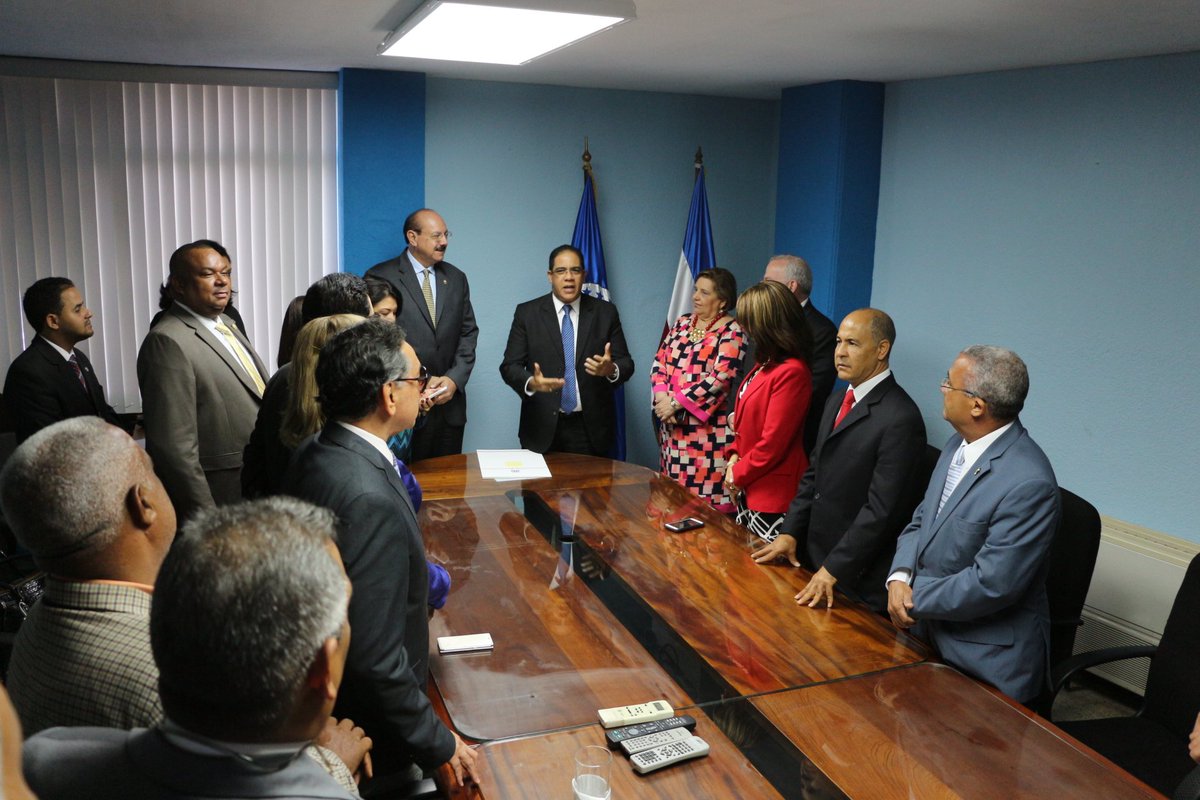 Pdte <a href="/PARLACEN/">PARLACEN</a> entregó reconocimientos HD  Bancada <a href="/PARLACENRD/">PARLACEN RD</a> por destacada labor parlamentaria <a href="/ElicFernandez/">Elic Fernandez</a>