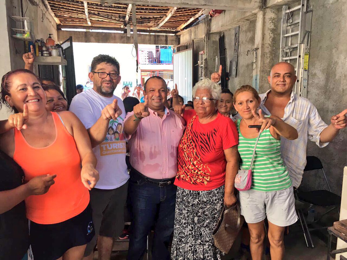 noemartineznov's tweet photo. En la Colosio llevando las propuestas de nuestros candidatos @MauricioGongora @filimartinezok @TeresitaFA @PRI_QROO https://t.co/N5tzxp2l7p