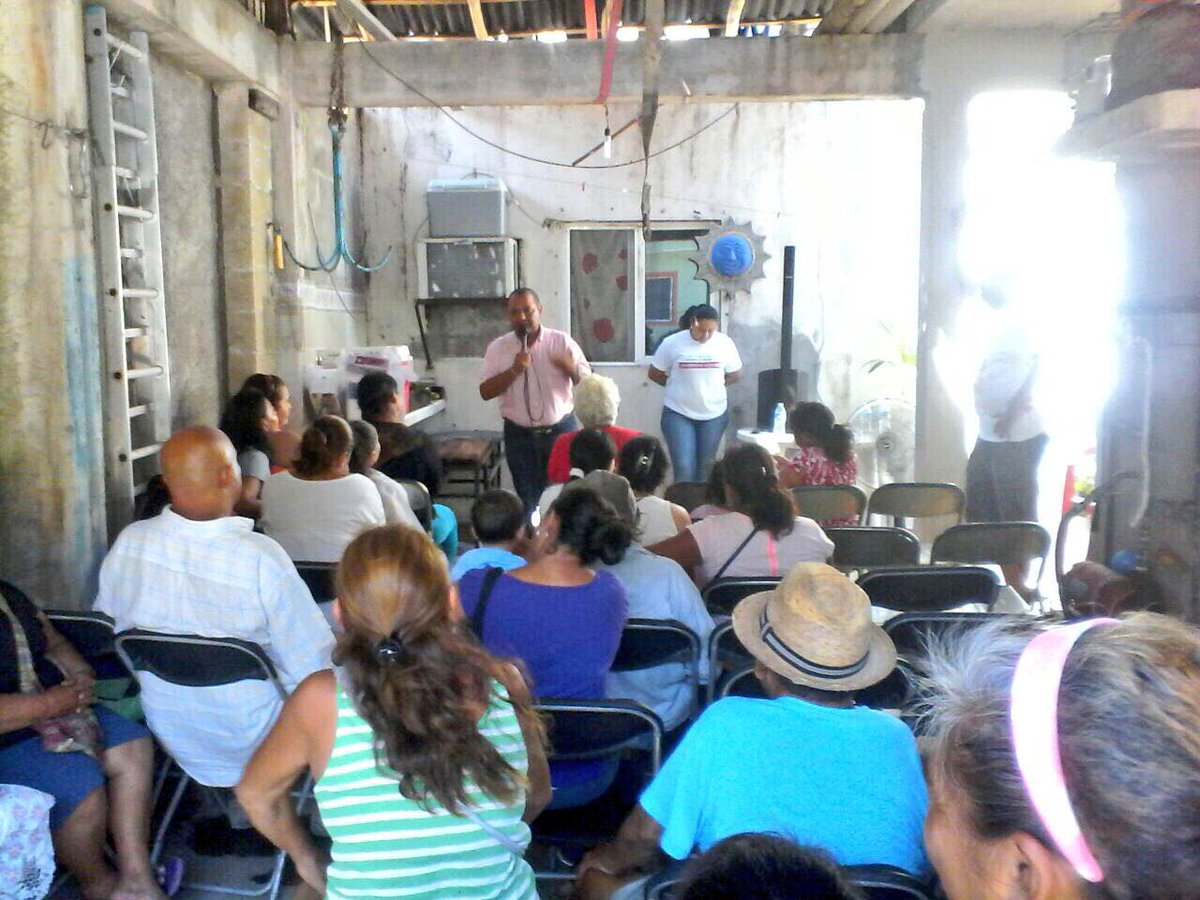 noemartineznov's tweet photo. En la Colosio llevando las propuestas de nuestros candidatos @MauricioGongora @filimartinezok @TeresitaFA @PRI_QROO https://t.co/N5tzxp2l7p