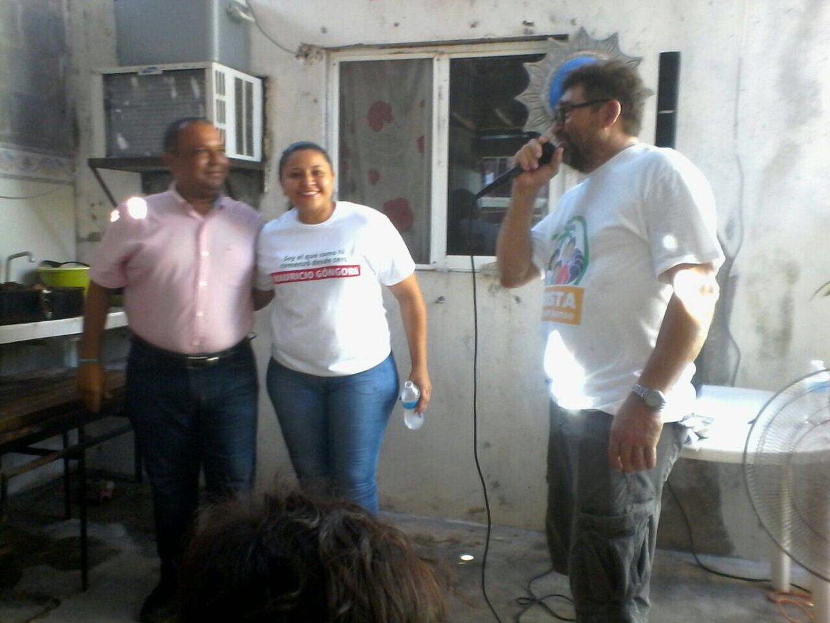noemartineznov's tweet photo. En la Colosio llevando las propuestas de nuestros candidatos @MauricioGongora @filimartinezok @TeresitaFA @PRI_QROO https://t.co/N5tzxp2l7p