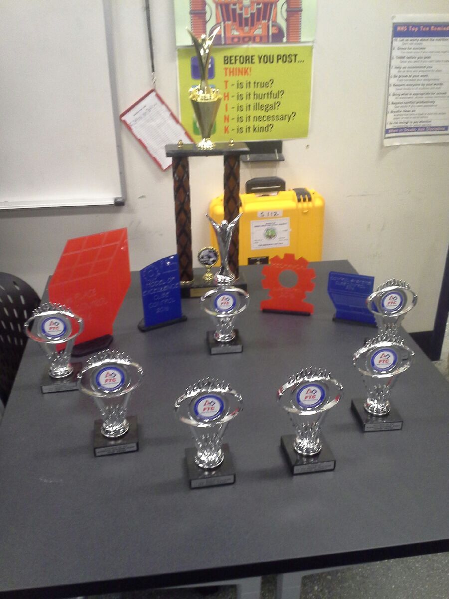 PatrioticRobots's tweet photo. Getting ready for the robotics banquet #PatrioticRobotics #2k16 #Awards https://t.co/rRdi36VbDZ