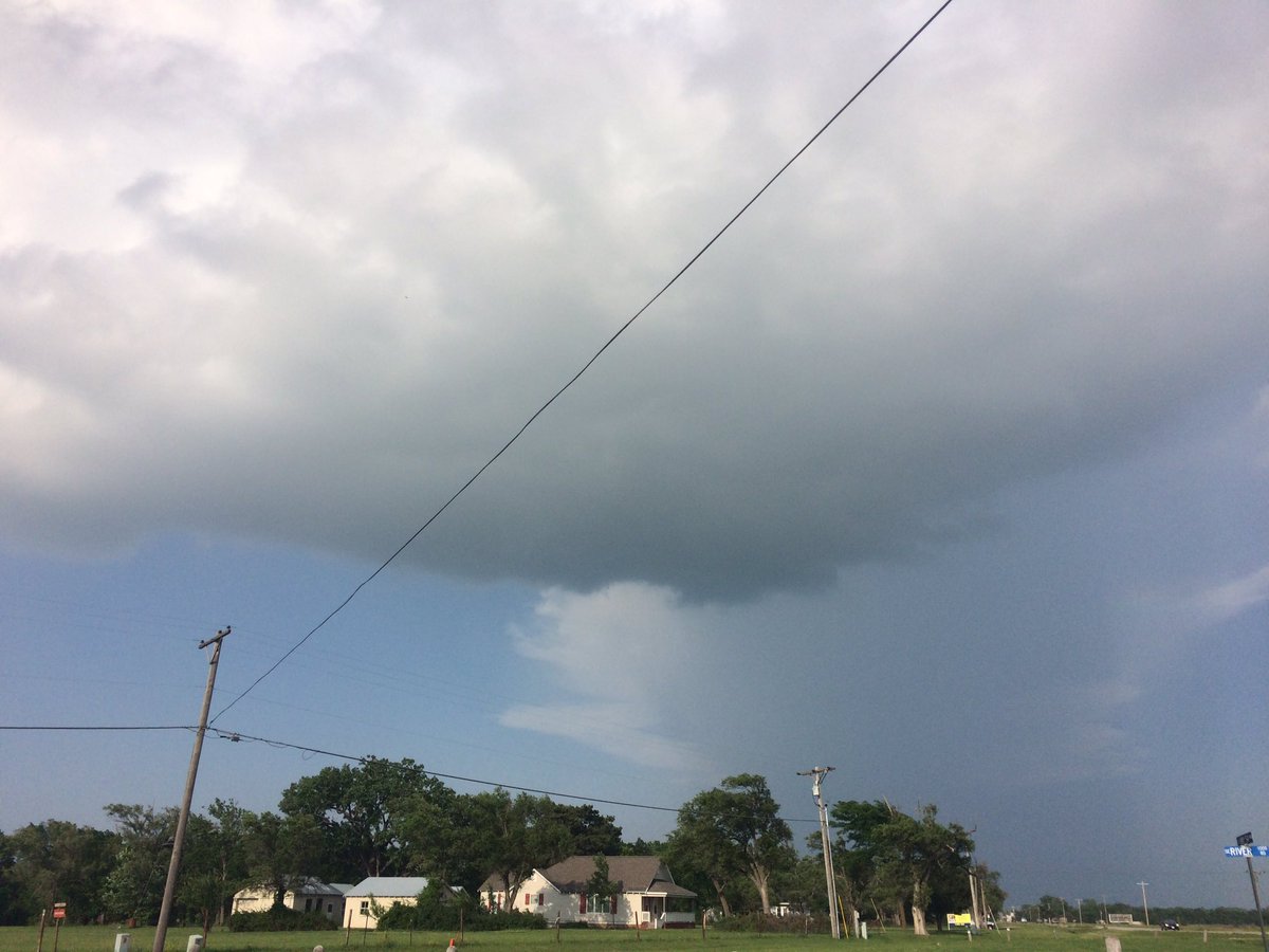 CoryHarkleroad's tweet image. East of el dorado looking up lol #kswx