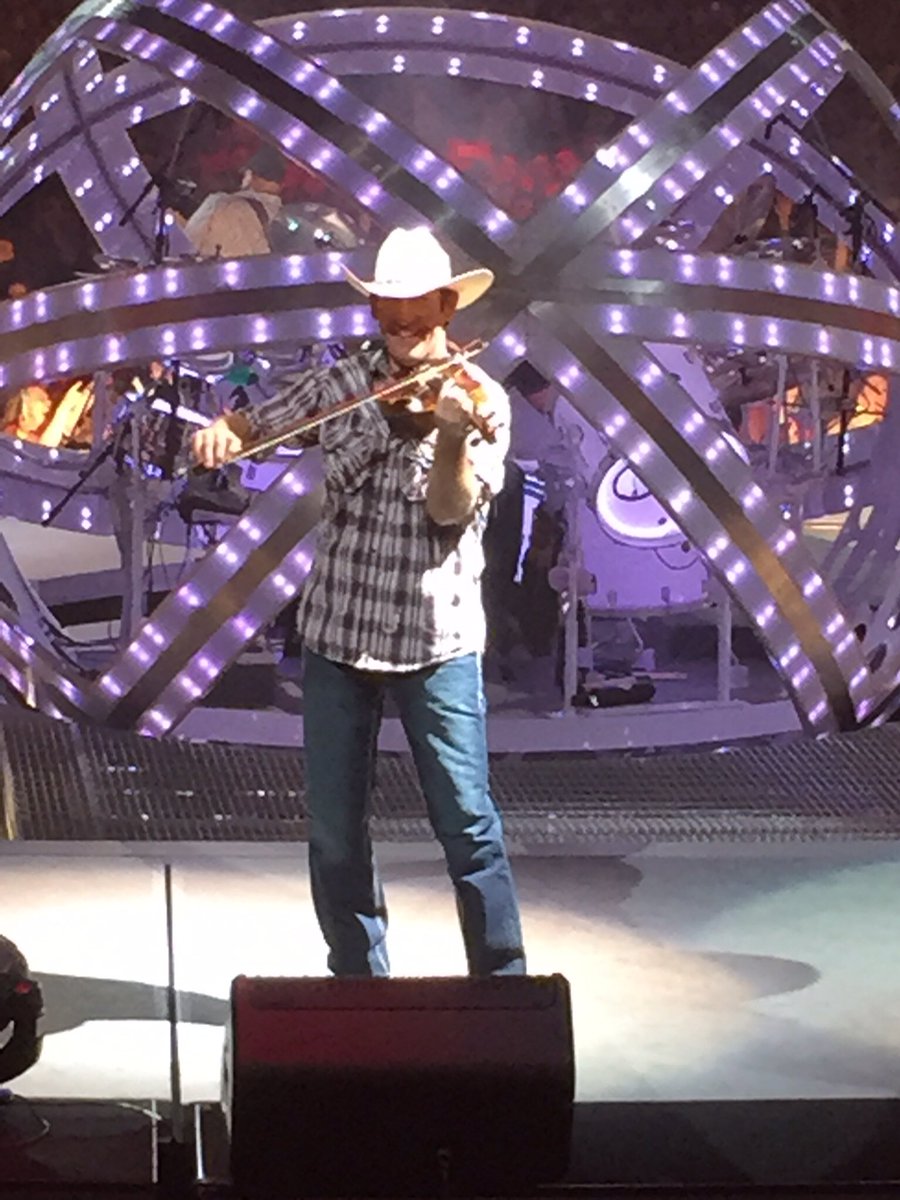 GBbeliever4life's tweet photo. @JMFiddle JIMMY!JIMMY!! JIMMY!! seriously love these from #GarthinDallas!!!! Can't wait for #GARTHinSANANTONIO πβ€οΈ https://t.co/3zwzq88TPj