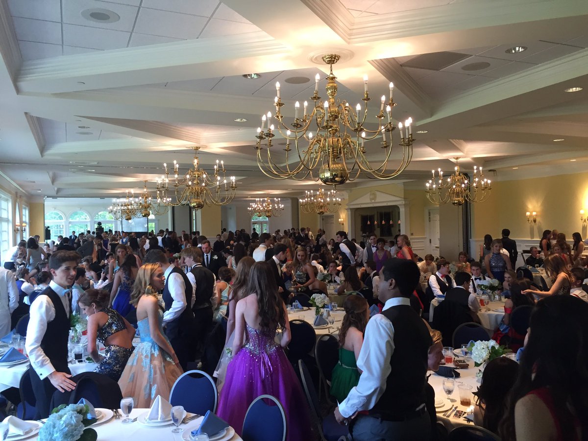 SCClassOf16's tweet photo. Everyone looks so beautiful! #SCProm2016 https://t.co/zMfpIVK2rO