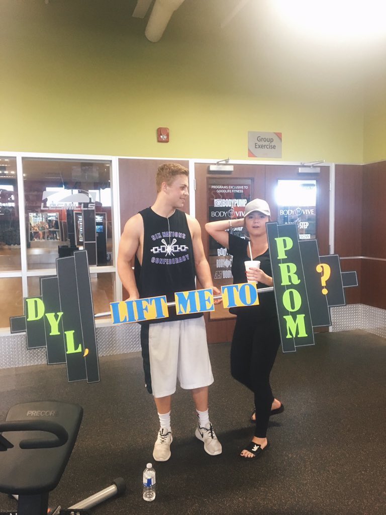 ahsprom2016's tweet photo. It would be DUMB-bell to say no to a promposal like this 🏋🏼💥🎉 @liv_johnstone98 https://t.co/eg1xLlbGC2