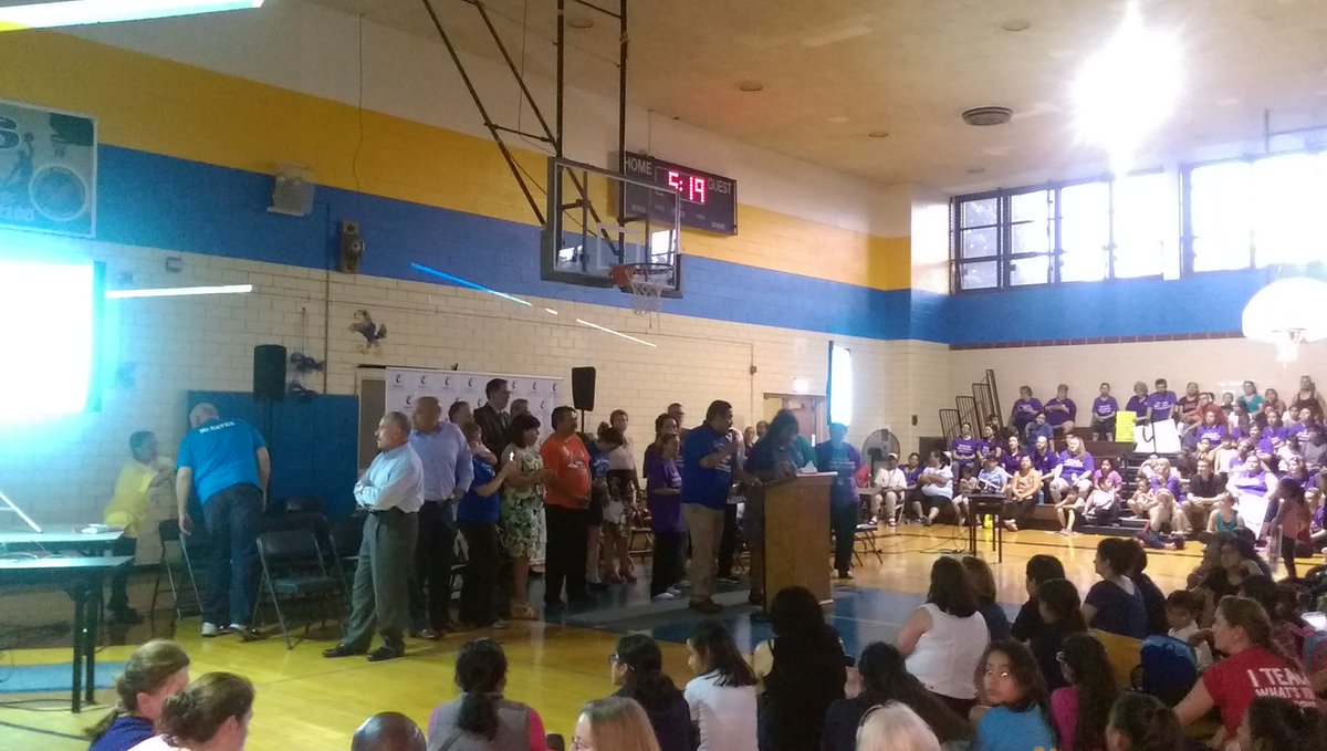 BanderaMimi's tweet photo. So much energy in this gym, I wish everyone was going to Springfield! #nwshc #FairFundingIL #FundCPSNow https://t.co/tOQ5W3VKJT