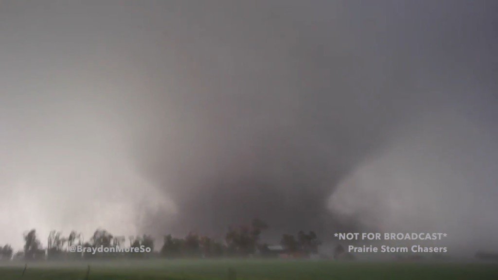 ReedTimmerUSA's tweet image. NEW: video of massive, long-track #tornado Bennington to Chapman, KS by @BraydonMoreSo youtu.be/wfvEiGc92qY #kswx