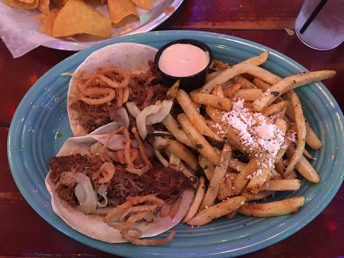 ReporterGarriss's tweet photo. First time @Maverick_RT and I love it!! These tacos were ahhhhmazing!! #foodie #CLTliving https://t.co/SvGoX2BmWH