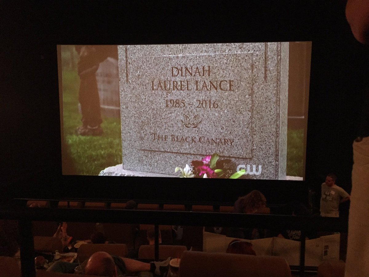 SupportSPN's tweet photo. 5 minutes! We get to watch on the big screen! #SPNFamily #WomenandMenofLetters #FinaleWatchParty https://t.co/li1ccTP3lC