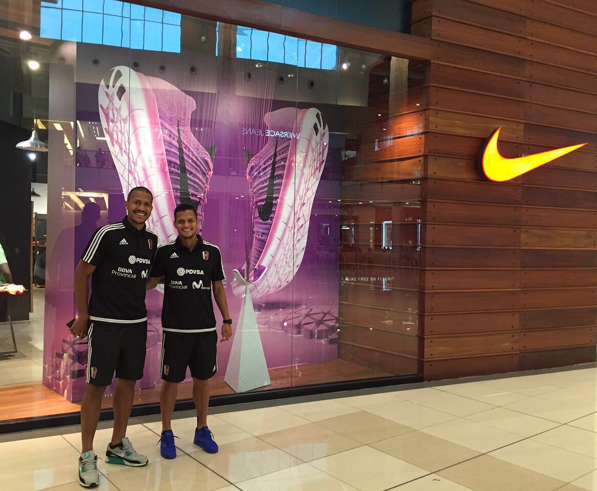 Roberto Rosales 🇻🇪 ar "Muchas gracias a Nike Store Multiplaza Panamá por la @nike @nikefootball 👊🏽💪🏽⚽️ https://t.co/IuQk2dU6ot" / Twitter