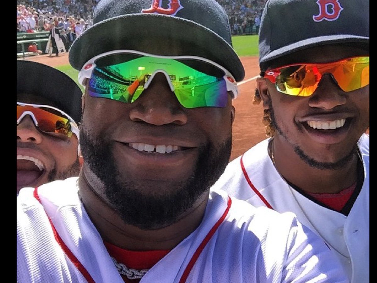 ShowtiimeSports's tweet photo. @WhatProsWear What model of frame/lens that @davidortiz using in this pic? https://t.co/eYDUtx5dJP