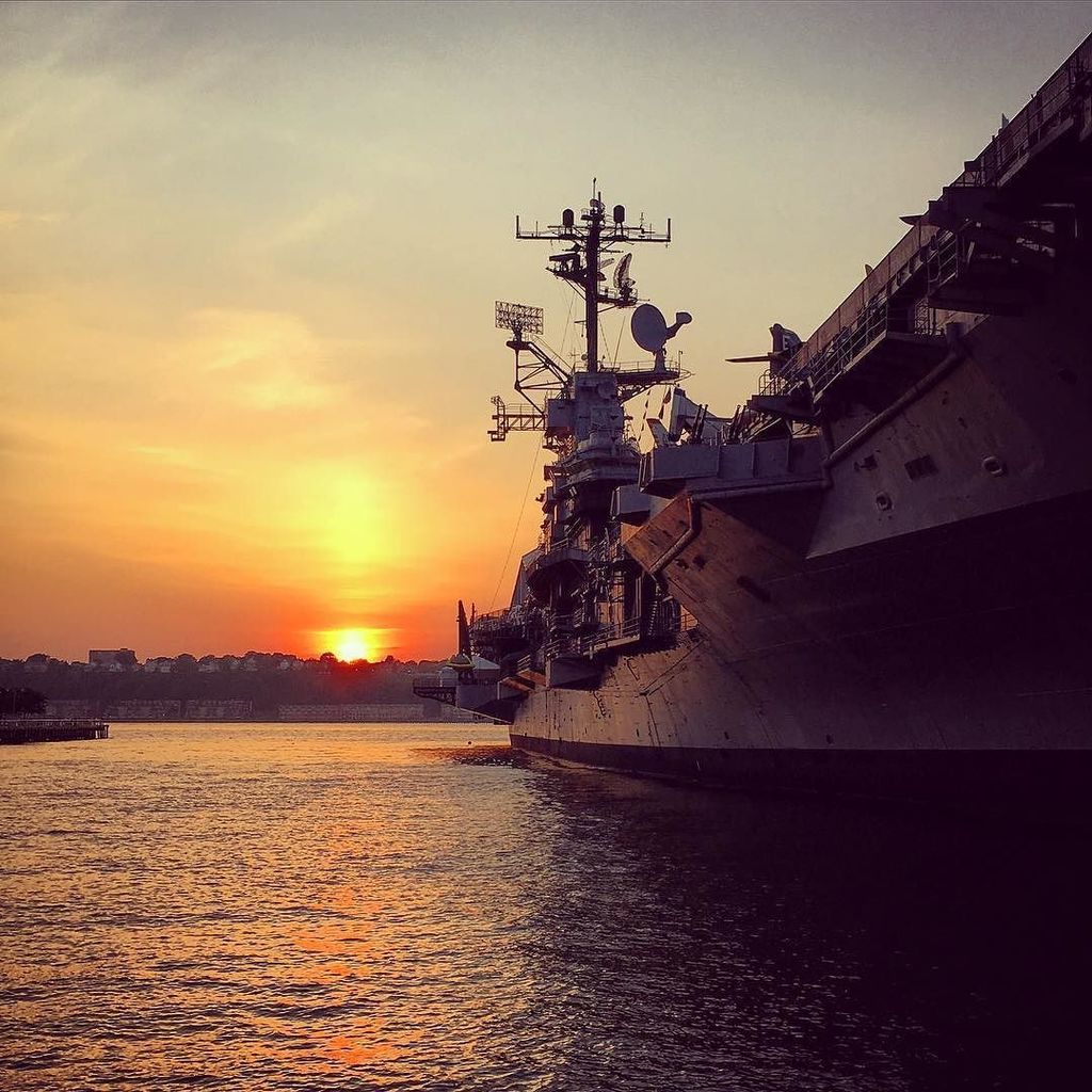 DougRozen's tweet photo. #Intrepid at sunset marking the end of a wonderful day. #nyc #hudsonsunset #pier86 https://t.co/APAGly9hVG