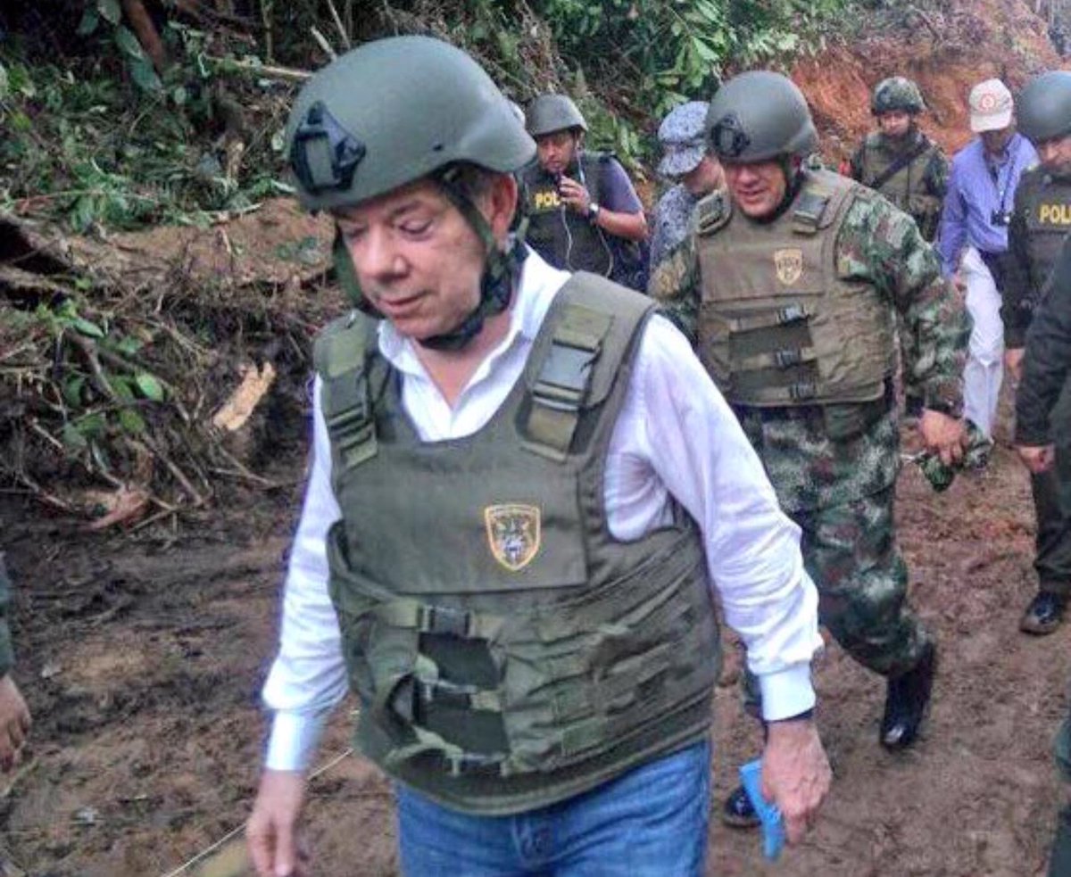 ANGELOFRANCOS's tweet photo. Santos ud no es digno de usar nuestras prendas militares ese honor esta reservado para héroes q defienden la patria https://t.co/Q3jQldJIaq