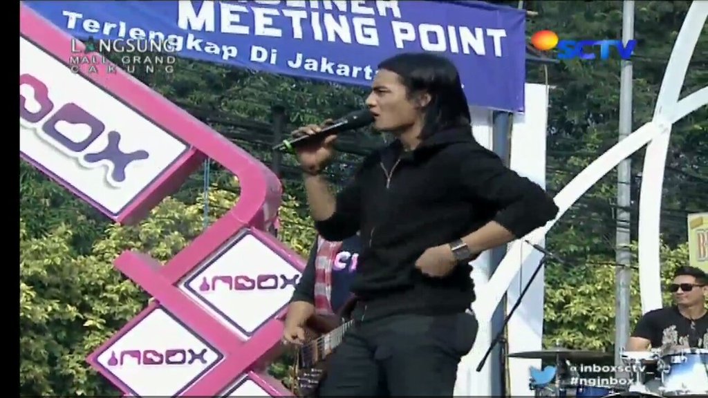 dahSyatMusik789's tweet photo. Setiaku! Ayo nyanyi bareng Pengorbanan #Nginbox https://t.co/OUbKQ3Nil1