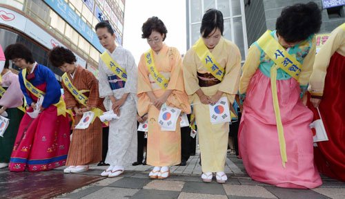 kochat's tweet photo. 「統一教」で韓国移住日本人女性の集まりである「韓日の歴史を克服し友好を推進する会」（会長小森ユキに）は、14日正午に昌原市ヨンホ洞ジョンウ商店街に会員100人余りが集まって慰安婦問題を謝罪した。 https://t.co/3RltOuEJEh