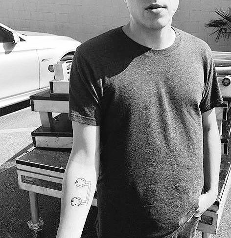 DeLong_Music's tweet photo. "I was a nerd so I was really into electronic music"
•#RP
•30yrs
•About 5'10"
•My @CallaStar 
•Makes hella music
RT? https://t.co/Vy7RFhXKzK