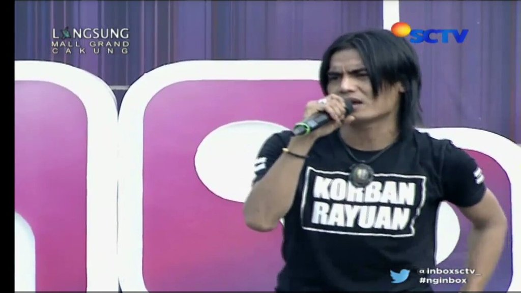 dahSyatMusik789's tweet photo. Penampilah terakhir di Inbox kali ini ada @SETIABAND_TWETT dengan lagu Istana Bintang. #Nginbox https://t.co/PwEbecLx43