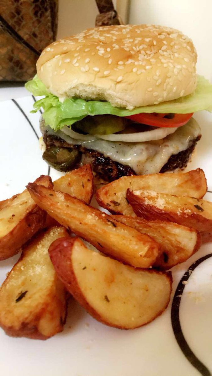 ImmiBro804's tweet photo. #BirthdayDinner #BeefCheeseBurger #PotatoWedges @ClubFoodiesRUs https://t.co/G2mkDXPFFW