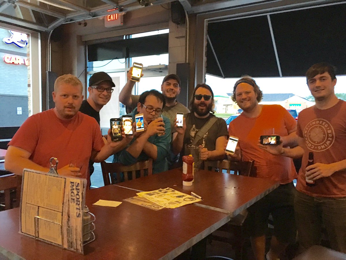 Manosnack's tweet photo. The gang that shows off their fav @VancityReynolds pics 2gether stays 2gether. U + Me = Us. #drinkbeertweetdeadpool https://t.co/IqIHO6InHl