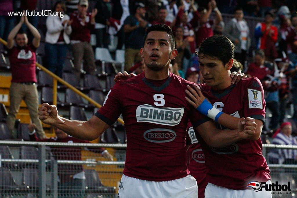 FutbolCR's tweet photo. #PremiosFPD: Le entregan un reconocimiento a @ArayRod18 por ser el goleador del #Invierno2015 https://t.co/T4L9IXCdSL