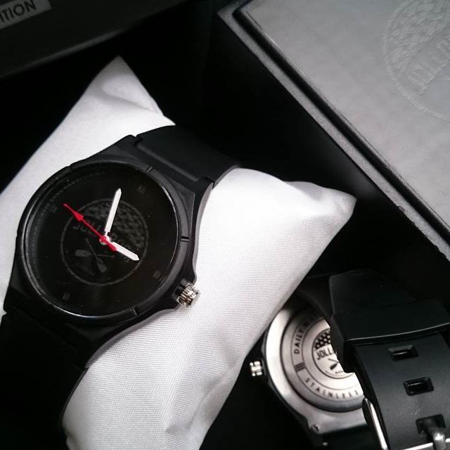 Siang jelo , Kamu sudah Bisa mendapatkan Jam exclusive dari Kami di RUMAH JOLLOROCK JL Dr.Moh.Hatta No.75 Bulukumba