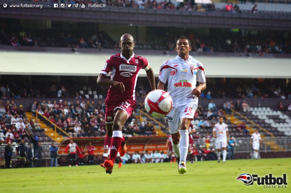 FutbolCR's tweet photo. #PremiosFPD: Por su entrega, @adolfomachado31 fue el mejor extranjero del #Invierno2015 y #Verano2016 https://t.co/AIo1T6kYRK