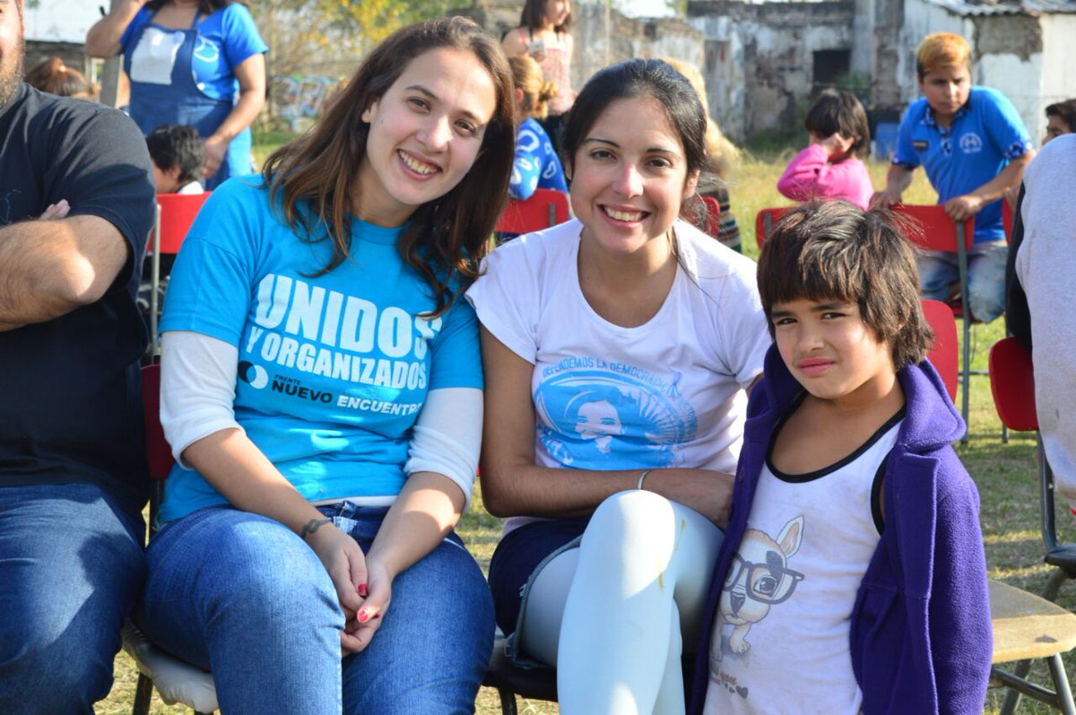 Patriciaalvez's tweet photo. #DíaDeLaPatria junto a vecinos, vecinas y compañeros y compañeras en nuestro querido #ParqueElSol #Merlo! https://t.co/Df4krILZnz