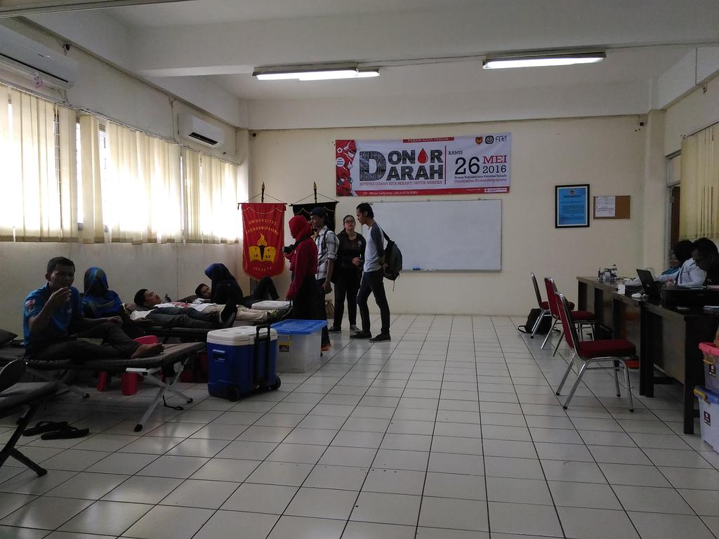 Sedang berlangsung PRT " Donor darah " support by PMI Kab.bekasi
Ayo yang belum mendonorkan darahnya,sekarang !!