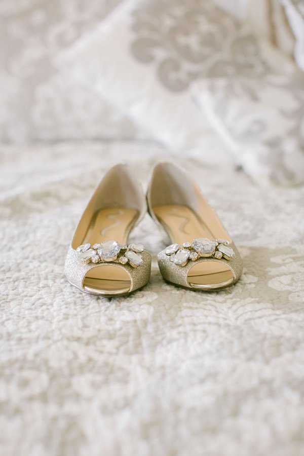 Simple and chic! We love these #bridalshoes on <a href="/TidewaterTulle/">Tidewater and Tulle</a> ow.ly/6h1z300gpAR <a href="/obxbeachphotos/">Sarah D'Ambra Photo</a>