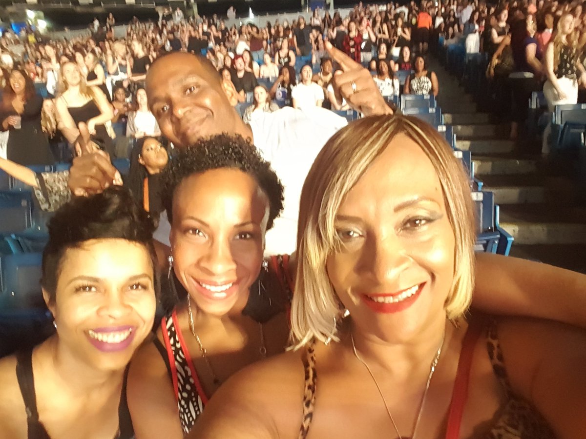 floretteking's tweet photo. Waiting for #QueemB! @RogersCentre #lovemylife https://t.co/j76q0FfyEn