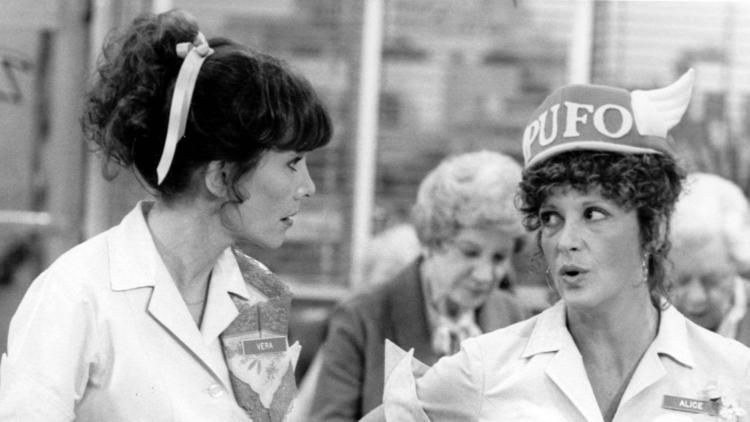 latimes's tweet photo. Beth Howland dies at 74; actress played diner waitress Vera on "Alice" in the '80s https://t.co/mSYwcCzdCi https://t.co/IBvJCJyqqh