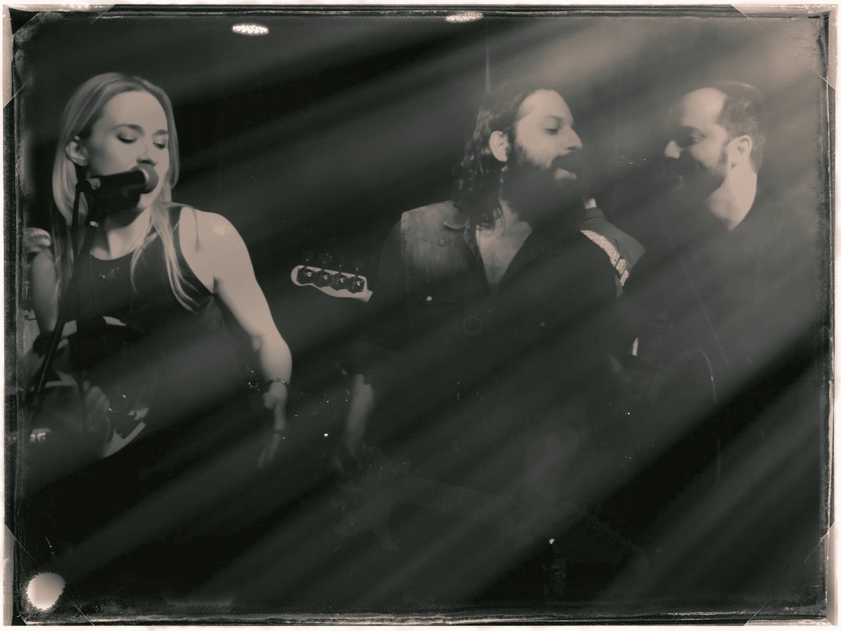 dinaregine's tweet photo. grand finale' at #Berlin with @FoxAndTheBandit &amp; @HollisBrown https://t.co/jlm0DCk2L9