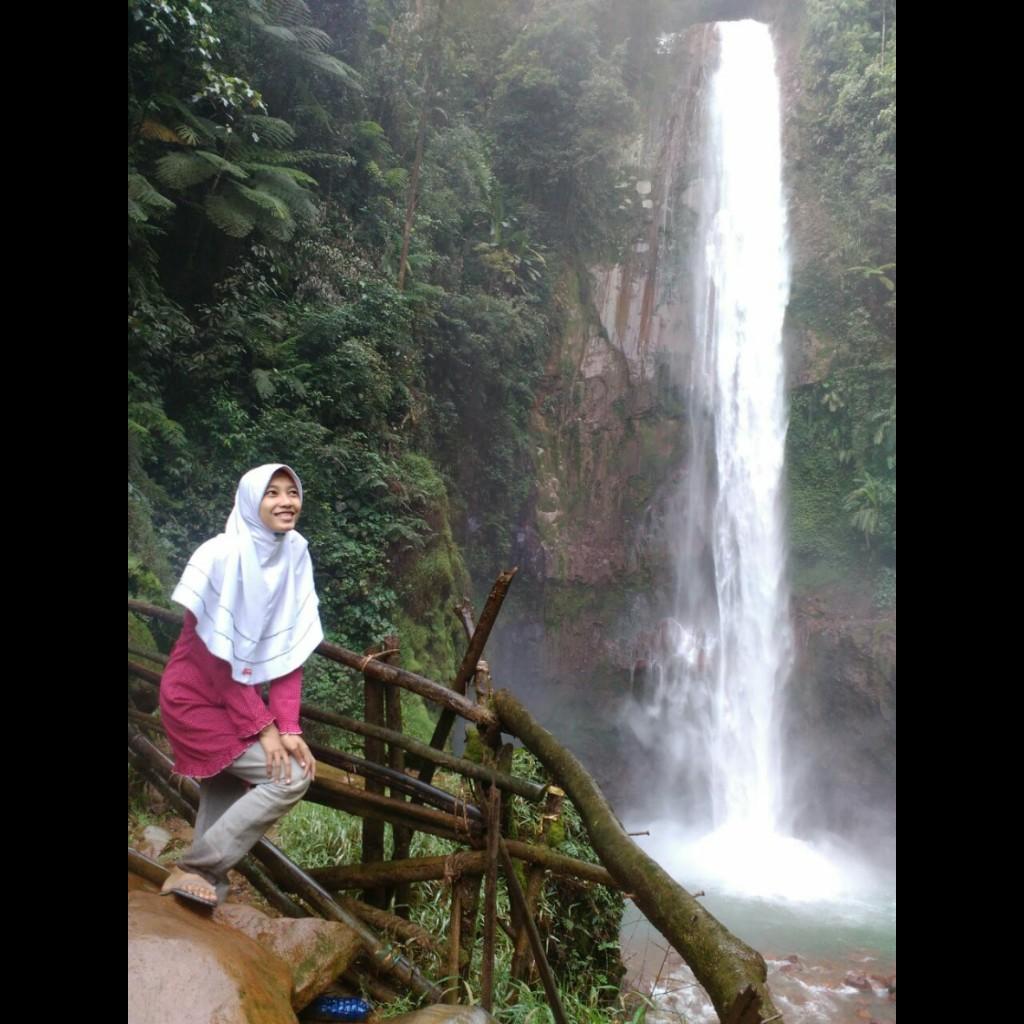 luthfiaega30's tweet photo. Walaupun perjalanannya jauh dan melelahkan tapi puas banget bisa liat ciptaan allah yang satu ini #curugseribu https://t.co/O8WvF0zJCJ