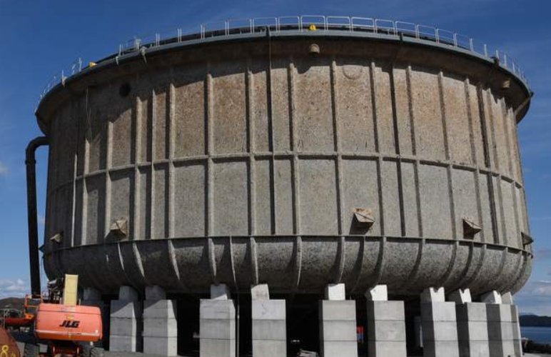 Prototypen av vår lukkede merd Neptun 1, er nå tatt på land på Mosterhamn og skal bygges om.