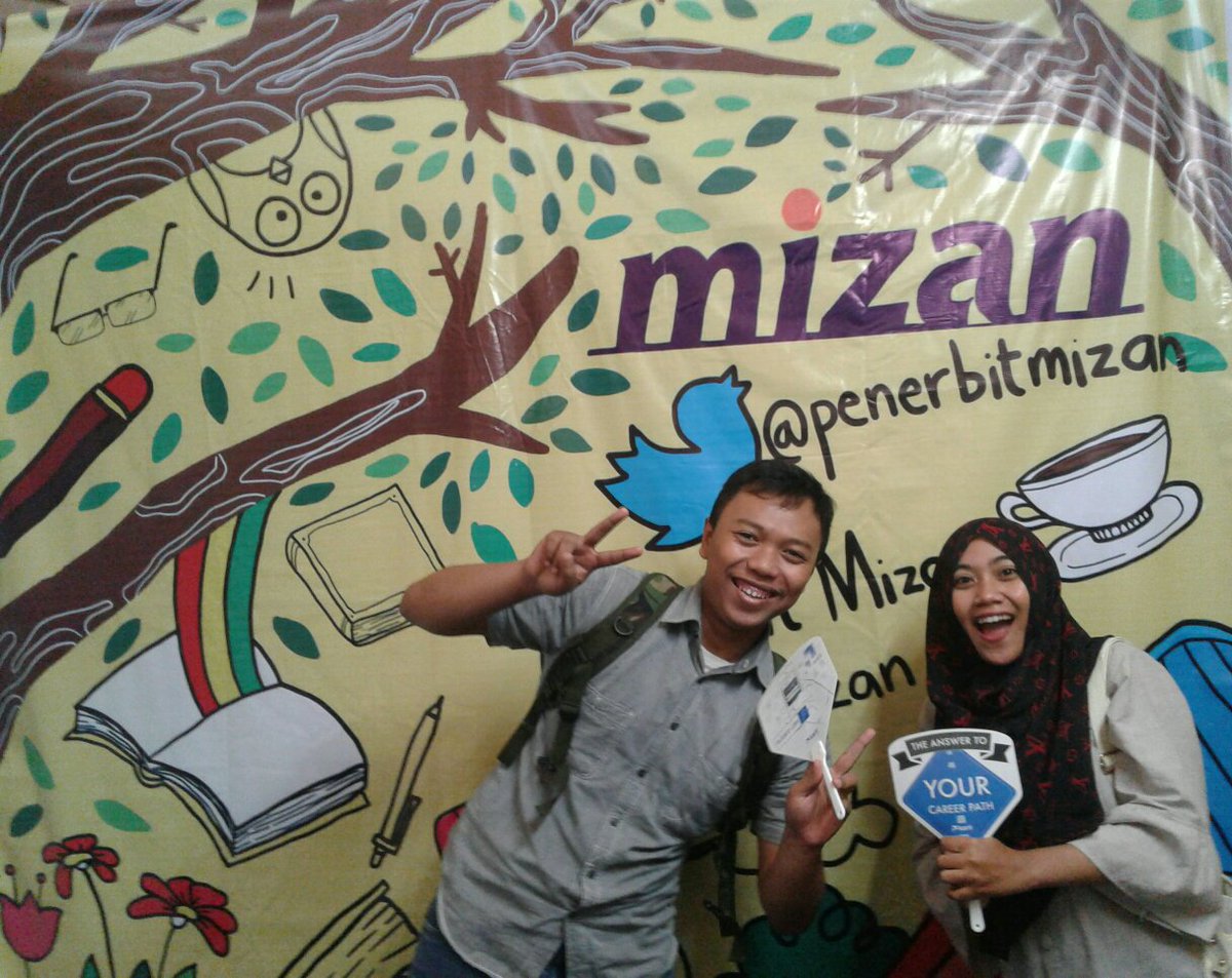Pasangan sederhana selfi di #Mizanjobfair with @penerbitMizan <a href="/mizanmediautama/">txtdarimizan 🍉</a>