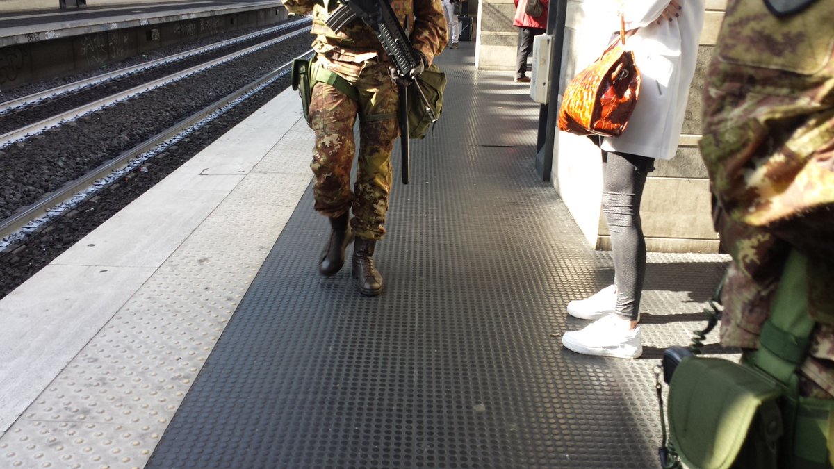 FPatacconi's tweet photo. Davvero per voi è sicurezza? Qui l'unico terrorismo è quello psicologico. #metroSanPaolo #controllosociale https://t.co/LO41uCGYyl