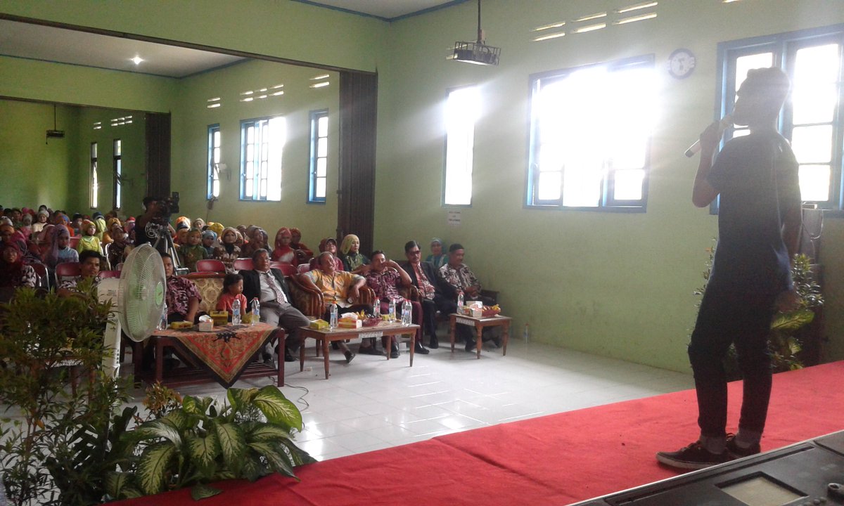 Tadi perwakilan kita <a href="/akbaron20/">Akbar Rizki Suryanto</a> yang mengisi acara di perpisahan SMPN 3 Brebes. Terima kasih SMPN 3 Brebes