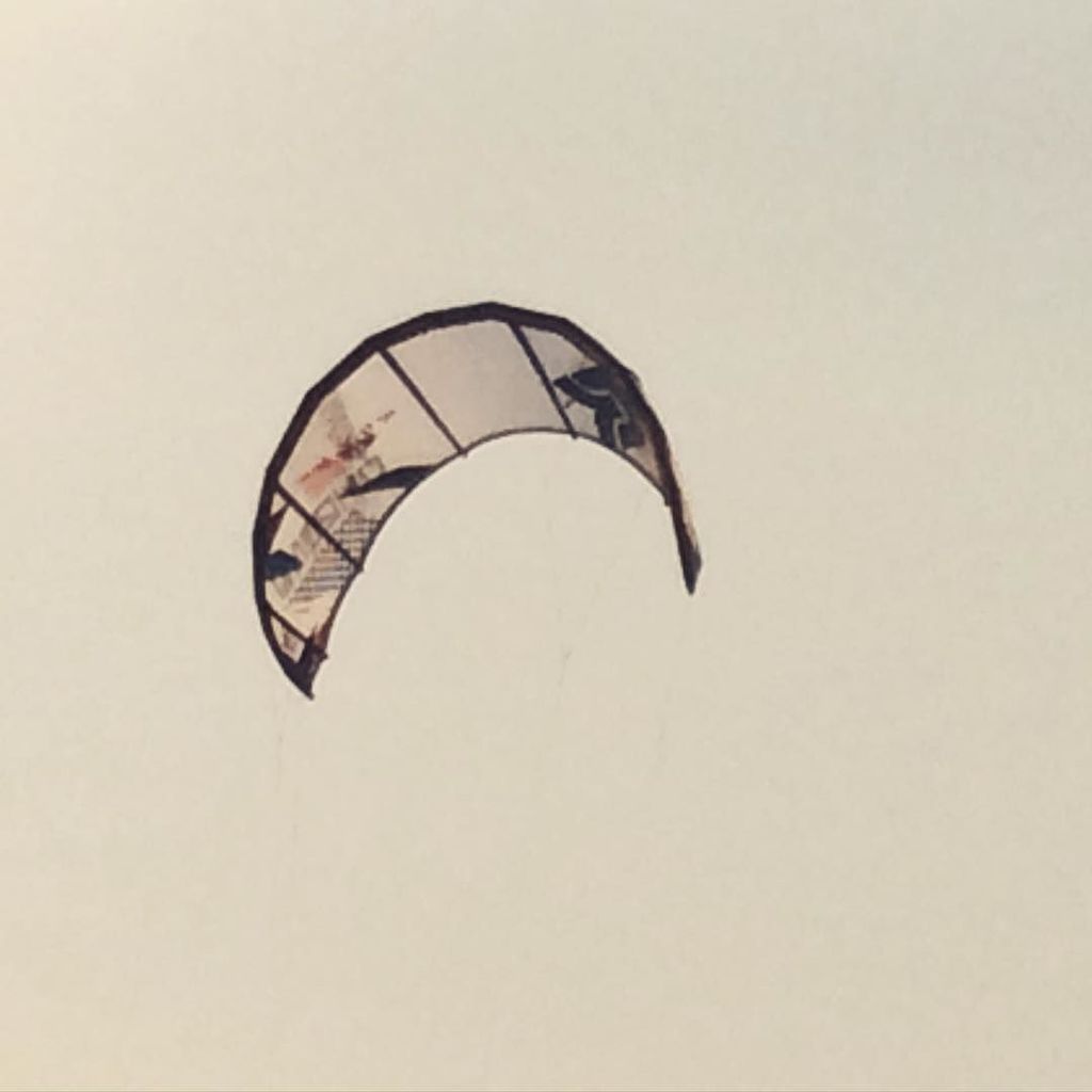 UltraVaganza's tweet photo. The winds up and the kites are out! 
#bluekite #bluekitekalpitiya #kitesurfing #sethawadiya #kalpitiya #srilanka #s… https://t.co/nxhZ3KiOU9