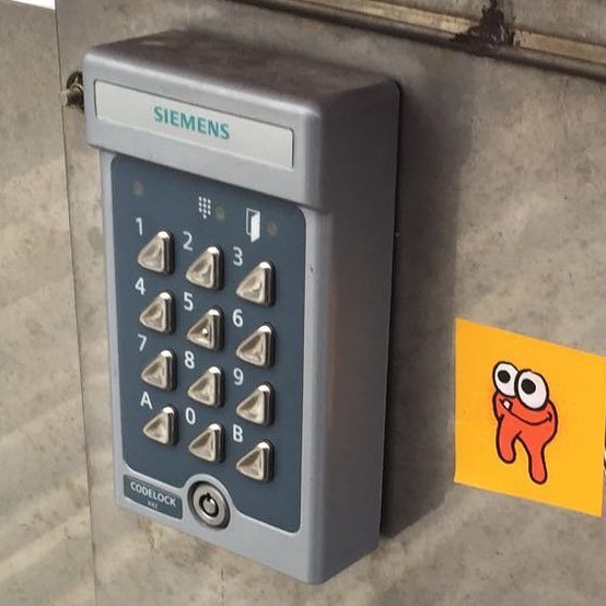 StArtEverywhere's tweet photo. #siemenstüröffner und #HkdNs
#streetart #streetarthamburg #streetartgermany #sticker #hamburg #urbanart #monster #… https://t.co/820hPJi9ze