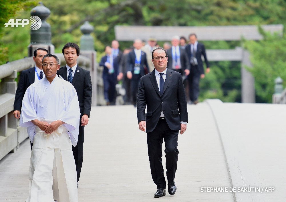 afpfr's tweet photo. Hollande au Japon pour le sommet du G7 https://t.co/YwxcjjTqhR #AFP https://t.co/FxxGbAFRWd