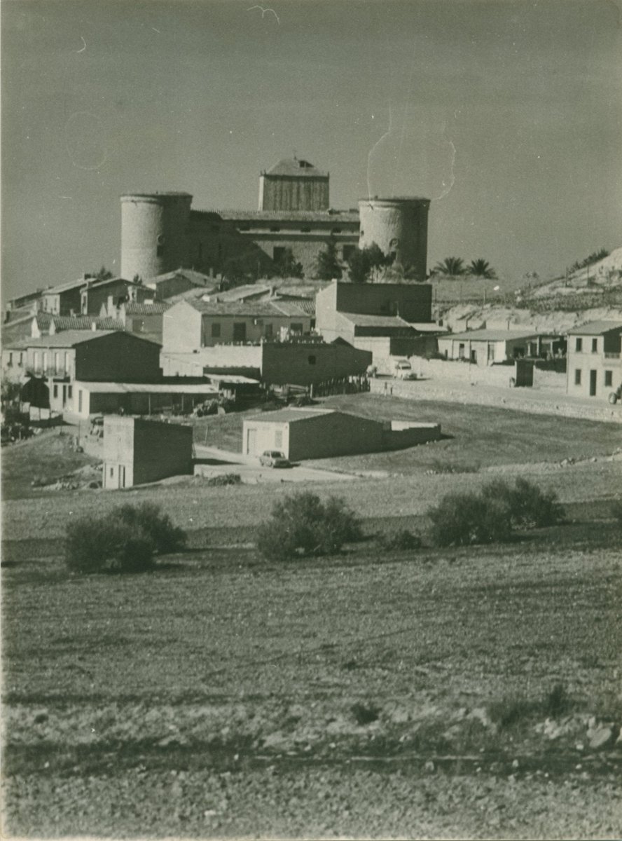 juanruizmolina's tweet photo. #HistoriasdeCanena Calles Sierra Mágina y Granada #años80 con el Castillo al fondo. Más en https://t.co/bhDTzjINJh https://t.co/S9KeknHlkz