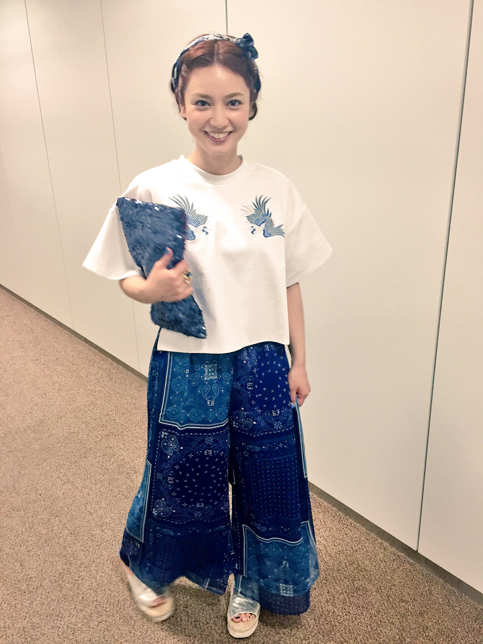 平愛梨 私服ナンデス 朝 起きたらコーディネートされてた これ着て行ってね 同じ服きてると思うだけでテンションあがるー と妹が用意してくれてたー T Co cejcmsnc Twitter