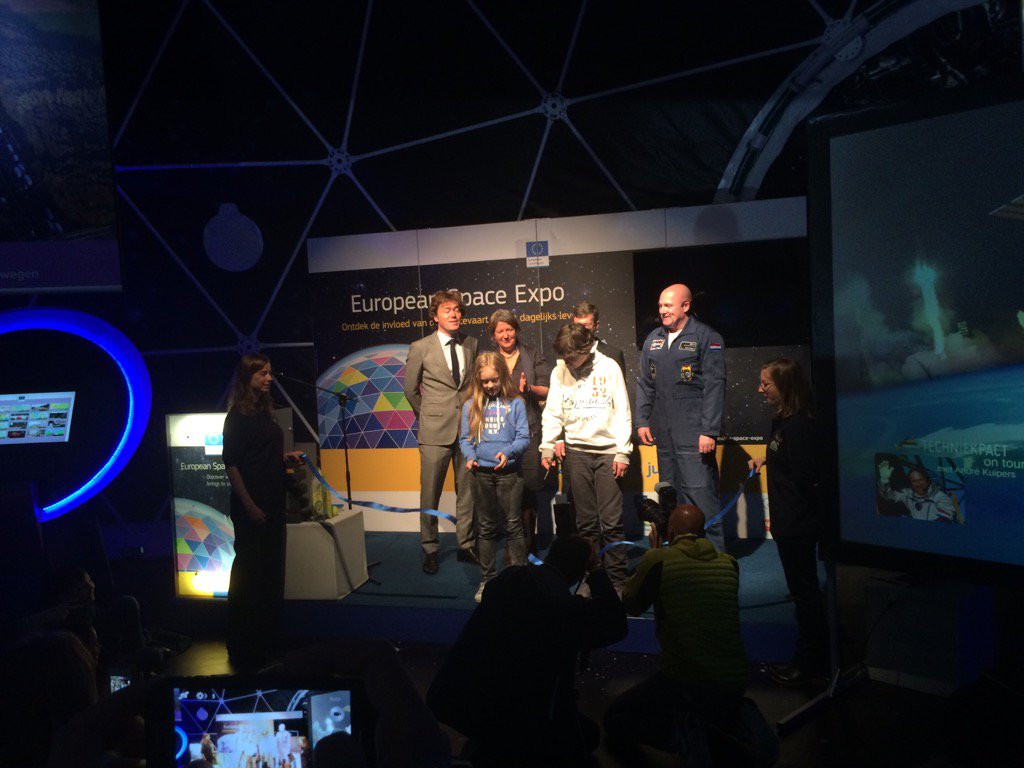 3...2...1...and we're open!!! Come and visit European Space Expo on the Plein in @CityOfThe Hague <a href="/SpaceSolutions_/">EU Space Solutions</a>