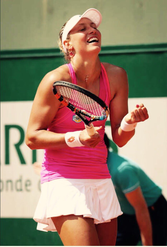 YANINA WICKMAYER CjXl_3SUUAEd7e1