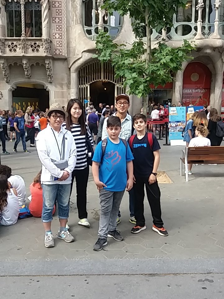 PolMenudo's tweet photo. Aimeriguesbcn2eso16 foto turística amb Ricard y pol https://t.co/5bdVzqBUEf