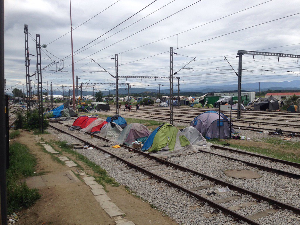 Polizei lässt keine Journalisten nach Idomeni. Ich habe es gestern trotzdem rein geschafft. Mehr gleich <a href="/zeitonline/">DIE ZEIT</a>
